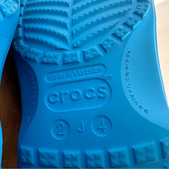 Crocs Kids Unisex Blue Outside With Black Warm Fuzzy Lining Material Size J4 2 - Picture 7 of 11